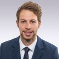 junger-laechelnder-mann-mit-brille-hemd-sakko